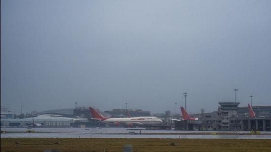 Mumbai International airport closed due to Cyclone Tauktae on Monday, May 17. (Pratik Chorge/HT photo) Mumbai International airport closed due to Cyclone Tauktae on Monday, May 17. (Pratik Chorge/HT photo)