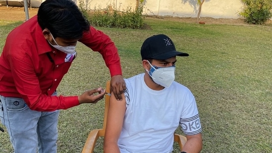 Kuldeep Yadav getting vaccinated.(Twitter/KuldeepYadav)