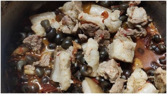 Snail Stew and Steamed Hornets (Nagaland): Naga dishes are definitely not for the faint-hearted. Snail stew, steamed hornet larvae and silkworm curry are loved by the locals there. You can find this anywhere on the streets of Nagaland whenever you visit the state.(Instagram/@the_rumbling_spoons)