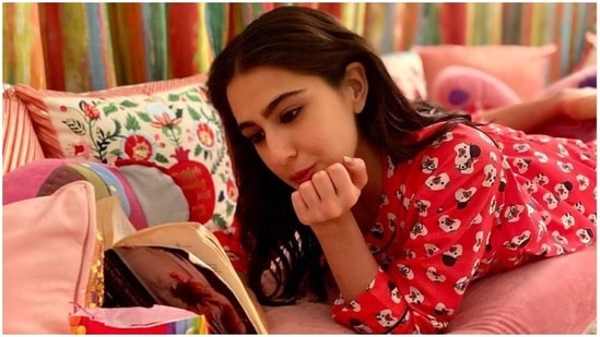 Sara Ali Khan: Sara has inspired many with her weight-loss journey. The actor who claimed to be 96kgs still eats her favourite food but manages to sweat it all out at the gym.(Instagram/@saraalikhan95)