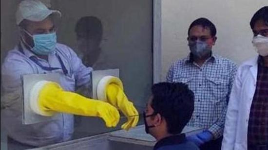 Uttarakhand, Apr 22 (ANI): A doctor wearing protective gloves take swab of a patient for testing of coronavirus at portable COVID-19 screening booth, in IIT Roorkee on Wednesday. (ANI Photo) (ANI) Uttarakhand, Apr 22 (ANI): A doctor wearing protective gloves take swab of a patient for testing of coronavirus at portable COVID-19 screening booth, in IIT Roorkee on Wednesday. (ANI Photo) (ANI)
