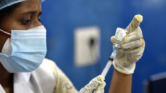 A health worker prepares a dose of Covaxin, at a government school. (Arvind Yadav/HT Photo) A health worker prepares a dose of Covaxin, at a government school. (Arvind Yadav/HT Photo)