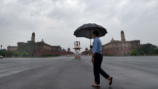 Delhi's minimum temperature was 21.4 degrees Celsius, five degrees below the season’s normal on Wednesday.(Arvind Yadav/HT Photo)