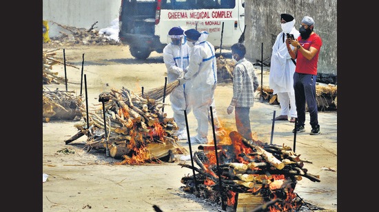 Family members of a Covid victim performing last rites at the cremation ground in Mohali’s Sector 74 on Thursday. (Ravi Kumar/HT) Family members of a Covid victim performing last rites at the cremation ground in Mohali’s Sector 74 on Thursday. (Ravi Kumar/HT)