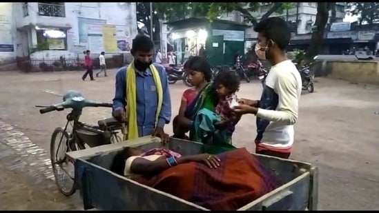 Family of the patient said they were forced to bring her to the hospital, about 7kms from their house, on a garbage pushcart. (HT Photo by Jai Prakash) Family of the patient said they were forced to bring her to the hospital, about 7kms from their house, on a garbage pushcart. (HT Photo by Jai Prakash)