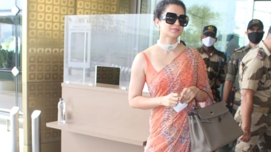 Kangana smiled at the paparazzi as she posed with an ash gray Hermes bag and strappy heels to complete her airport look. (Varinder Chawla) Kangana smiled at the paparazzi as she posed with an ash gray Hermes bag and strappy heels to complete her airport look. (Varinder Chawla)