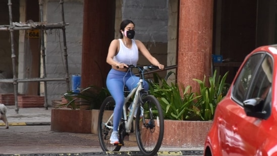 Janhvi Kapoor joined her sister Khushi as they cycled in Lokhandwala.(Varinder Chawla)