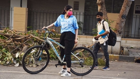 Khushi Kapoor was spotted cycling in Lokhandwala, Mumbai.(Varinder Chawla)