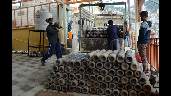 Health workers carrying empty oxygen cylinders to load them for refilling on Thursday. (Deepak Sansta / HT) Health workers carrying empty oxygen cylinders to load them for refilling on Thursday. (Deepak Sansta / HT)