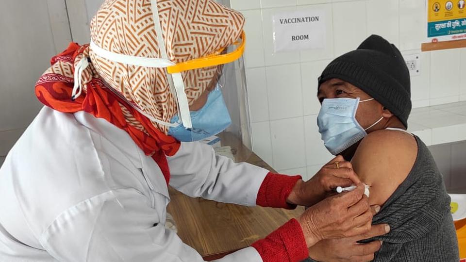 A resident of Komic village in Kaza block of Lahaul and Spiti district being vaccinated. (HT Photo) A resident of Komic village in Kaza block of Lahaul and Spiti district being vaccinated. (HT Photo)