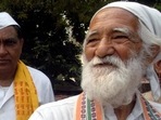 Sunderlal Bahuguna had been critical since last night with his oxygen level dropping drastically(HT Photo) Sunderlal Bahuguna had been critical since last night with his oxygen level dropping drastically(HT Photo)