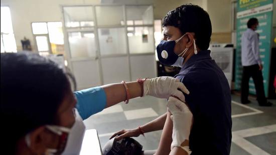 Gurugram, India - May 20, 2021: A health worker administers a dose of Covid-19 vaccine, at Sector 31 PolyClinic, in Gurugram, India, on Thursday, May 20, 2021. (Photo by Vipin Kumar / Hindustan Times) (Vipin Kumar /HT PHOTO)