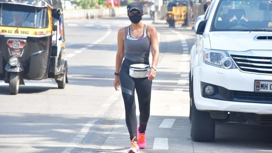 The mother-of-two teamed it with a pair of black Yoga pants along with a matching face mask.(Varinder Chawla)