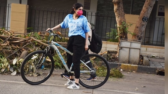 She teamed it with a pair of comfy black pyjamas and a red face mask.(Varinder Chawla)