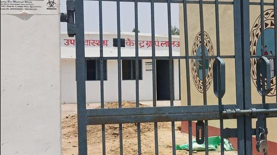 The locked health department sub-centre in Lalau village, Uttar Pradesh. (HT photo) The locked health department sub-centre in Lalau village, Uttar Pradesh. (HT photo)