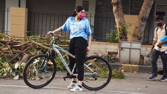 Khushi, on the other hand, went for a baggy outfit which included an oversized blue and white tie-dye T-shirt.(Varinder Chawla)
