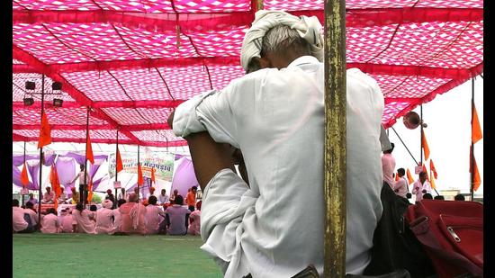 The Bharatiya Kisan Sangh has conveyed to the ministries of finance and agriculture that the Centre should take a lenient view of the situation that has been brought on by the second wave of the pandemic and offer to write off pending loans. (Image used for representation). (HT PHOTO.) The Bharatiya Kisan Sangh has conveyed to the ministries of finance and agriculture that the Centre should take a lenient view of the situation that has been brought on by the second wave of the pandemic and offer to write off pending loans. (Image used for representation). (HT PHOTO.)