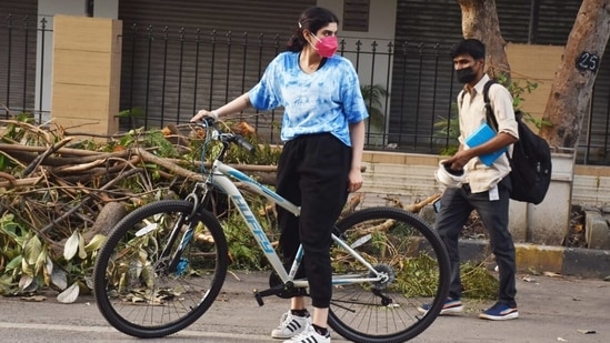 Khushi also tied her hair in a ponytail to keep them off her face during the cycling session and completed her look with a pair of white sneakers.(Varinder Chawla)