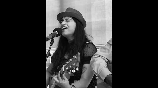 Aarushi Pareek, 20, with The Chronic Blues Circus at a recent gig. Dylan is really big here, she says of Bengaluru. (HT Archives) Aarushi Pareek, 20, with The Chronic Blues Circus at a recent gig. Dylan is really big here, she says of Bengaluru. (HT Archives)