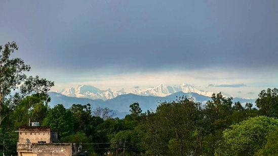 Saharanpur residents got a glimpse of the snow-clad Himalayas. (Dr Vivek Banerjee, Twitter/@rameshpandeyifs) Saharanpur residents got a glimpse of the snow-clad Himalayas. (Dr Vivek Banerjee, Twitter/@rameshpandeyifs)