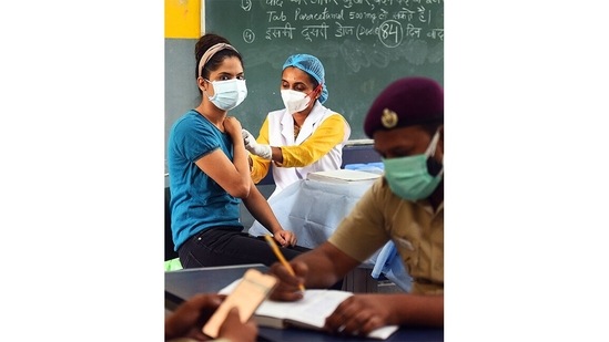 A health worker administers a Covid-19 vaccine to a woman at a governemnt school in Surajmal Vihar, New Delhi on May 17. According to the Delhi government, at least 800,000 of the 5 million vaccine doses were given to people in 18-44 age group, for whom the drive began on May 1.(Raj K Raj / HT Photo)