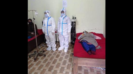 Health workers at the transit Covid care centre in the remote Kwar village near Rohru in Shimla district on Saturday. (HT Photo) Health workers at the transit Covid care centre in the remote Kwar village near Rohru in Shimla district on Saturday. (HT Photo)