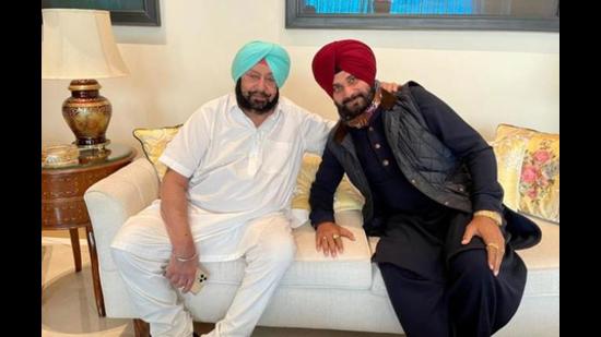 Punjab chief minister Capt Amarinder Singh and Congress MLA and former minister Navjot Singh Sidhu met over tea in Chandigarh on March 18, 2021. After the meeting, Amarinder had expressed confidence that Sidhu would be back in his cabinet but the MLA has been critical of the CM since the probe into the 2015 Kotkapura firing incident was quashed last month. (HT file photo)