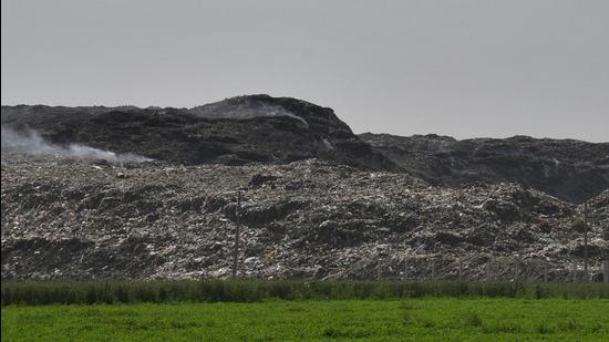 The main garbage dump on Tajpur Road in Ludhiana on Saturday. (Gurpreet Singh/HT) The main garbage dump on Tajpur Road in Ludhiana on Saturday. (Gurpreet Singh/HT)