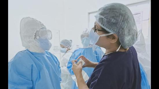 The deadly virus has not only gripped the body and mind of each patient in the ICU ward, but it also takes its toll on the emotional health of each medical personnel. (Representative Image/HT File) The deadly virus has not only gripped the body and mind of each patient in the ICU ward, but it also takes its toll on the emotional health of each medical personnel. (Representative Image/HT File)