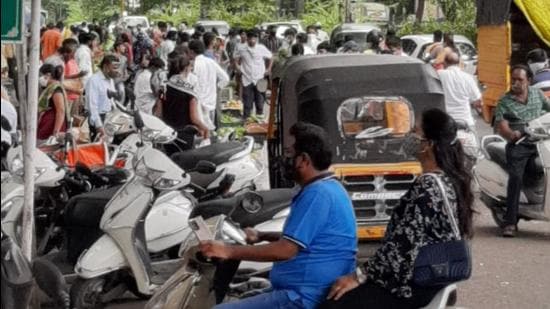 Friday outside Market Yard saw a huge rush of customers buying fruits and vegetables from vendors on the footpath. (HT PHOTO) Friday outside Market Yard saw a huge rush of customers buying fruits and vegetables from vendors on the footpath. (HT PHOTO)