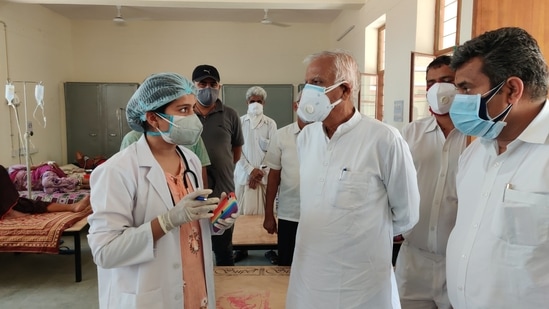 Hemaram Choudhary (R) speaks to a doctor at a healthcare centre in Rajasthan,(ANI/Twitter) Hemaram Choudhary (R) speaks to a doctor at a healthcare centre in Rajasthan,(ANI/Twitter)