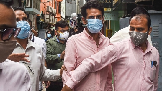 Delhi Police's Crime Branch brings Navneet Kalra for interrogation in connection with alleged black marketing of oxygen concentrators, at his Khan Chacha restaurant in New Delhi, Tuesday, May 18, 2021. (PTI) Delhi Police's Crime Branch brings Navneet Kalra for interrogation in connection with alleged black marketing of oxygen concentrators, at his Khan Chacha restaurant in New Delhi, Tuesday, May 18, 2021. (PTI)