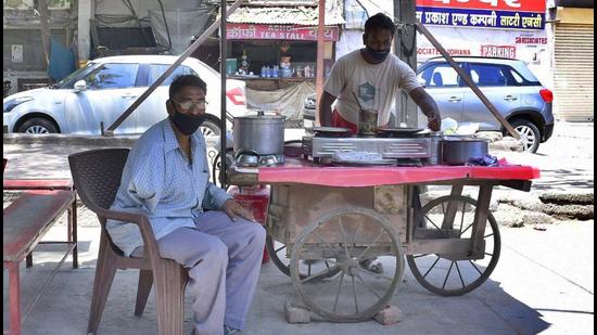 Street vendors in Chaura Bazaar waiting for customers in Ludhiana on Saturday. (Gurpreet Singh/HT) Street vendors in Chaura Bazaar waiting for customers in Ludhiana on Saturday. (Gurpreet Singh/HT)