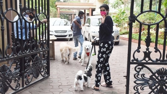 Khushi's outfit perfectly embodies our weekend mood. What about you?(Varinder Chawla)