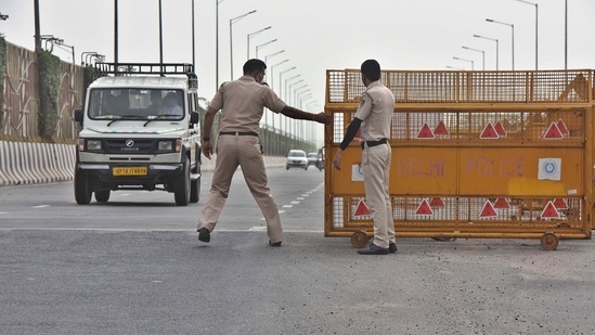 Delhi Police personnel at a picket while screening commuters for Covid-19 lockdown violations, on NH24 in New Delhi, India, on Sunday, May 23, 2021. (Photo by Raj K Raj / Hindustan Times) Delhi Police personnel at a picket while screening commuters for Covid-19 lockdown violations, on NH24 in New Delhi, India, on Sunday, May 23, 2021. (Photo by Raj K Raj / Hindustan Times)