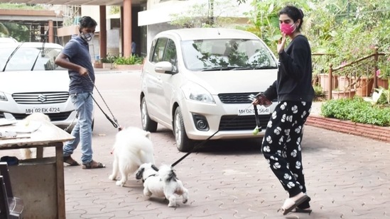 The 20-year-old opted for an all-black comfy look for her outing.(Varinder Chawla)