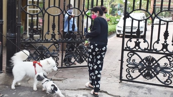 She was seen wearing a full-sleeved basic black baggy top.(Varinder Chawla)