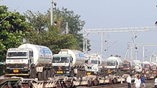 On an average, Oxygen Expresses have been delivering over 800 tonnes of LMO to various states each day now.(ANI ) On an average, Oxygen Expresses have been delivering over 800 tonnes of LMO to various states each day now.(ANI )