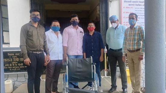 Parth Ramakant Patil, 14, handover the wheelchair to Shramjeevi Covid Care hospital in Usgaon-Dongri village in Vasai. Parth Ramakant Patil, 14, handover the wheelchair to Shramjeevi Covid Care hospital in Usgaon-Dongri village in Vasai.