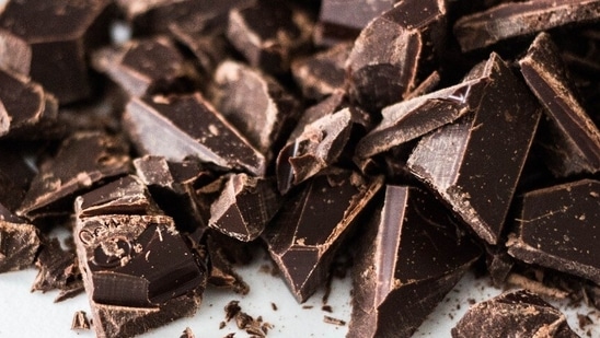 Dark chocolate contains mood-boosting compounds like caffeine, theobromine, and N-acylethanolamine. It is rich in health-promoting flavonoids which helps increase blood flow to your brain and reduce inflammation, hence improving brain health(Unsplash)