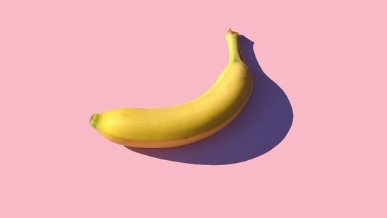 Bananas contain high vitamin B6, which synthesises feel-good neurotransmitters like dopamine and serotonin. If eaten when the peel is green, it acts as a great source of prebiotics.(Unsplash)
