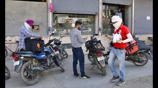 Delivery boys collecting orders from a restaurant in Ludhiana on Monday as the administration allowed home delivery till 8pm. (Harsimar Pal Singh/HT) Delivery boys collecting orders from a restaurant in Ludhiana on Monday as the administration allowed home delivery till 8pm. (Harsimar Pal Singh/HT)