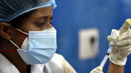 A health worker prepares a dose of Covaxin (Arvind Yadav/HT PHOTO)