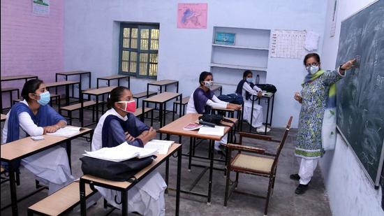 As many as 3.18 lakh students will be taking the Class 12 exams being conducted according to Covid-19 guidelines by the Punjab School Education Board across 2,600 centres next month. (HT file photo)