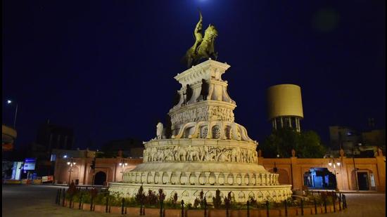 Home to several tourist attractions such as Golden Temple, Partition Museum, Town Hall, Sadda Pind, War Memorial, Jallianwala Bagh, Attari-Wagah border, Durgiana Temple, Heritage Street, Ram Tirath Temple, Gobindgarh Fort and Pul Kanjri, Amritsar is considered to be the hub of tourism in Punjab and has around 700 hotels. (HT FILE) Home to several tourist attractions such as Golden Temple, Partition Museum, Town Hall, Sadda Pind, War Memorial, Jallianwala Bagh, Attari-Wagah border, Durgiana Temple, Heritage Street, Ram Tirath Temple, Gobindgarh Fort and Pul Kanjri, Amritsar is considered to be the hub of tourism in Punjab and has around 700 hotels. (HT FILE)
