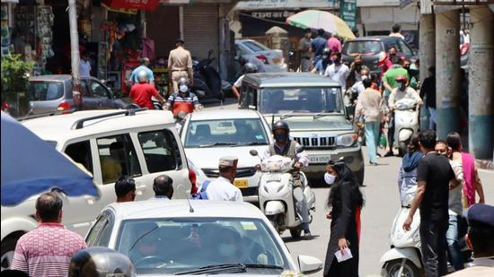 The hustle and bustle during relaxation in curfew hours in Mandi bazaar on Monday. (Birbal Sharma/HT) The hustle and bustle during relaxation in curfew hours in Mandi bazaar on Monday. (Birbal Sharma/HT)