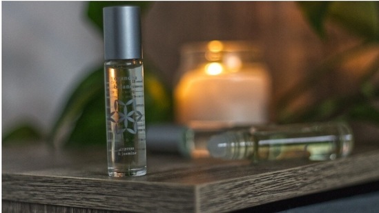 Jasmin oil is mostly used as aromatherapy and is believed to relax the mind and reduce depressive symptoms. It also acts as an antiseptic and is found to fight bacteria.(Unsplash)