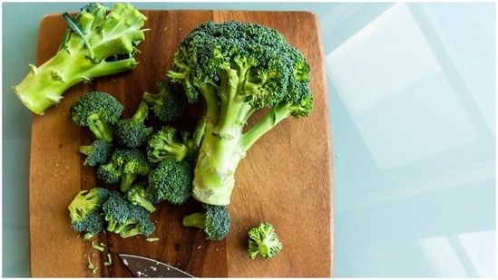 Vitamins: Have foods rich in vitamins like papaya, walnuts, brown rice, olive oil, poultry and fish, flaxseed, green leafy vegetables, broccoli. (Unsplash)