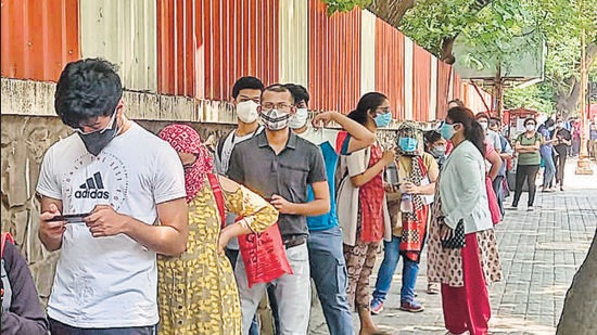People stand in a queue to get vaccinated at Balshikshan school, Mayur colony centre run by Deenanath Mangeshkar Hospital. Pune saw 10,275 vaccinations on Monday. (HT PHOTO) People stand in a queue to get vaccinated at Balshikshan school, Mayur colony centre run by Deenanath Mangeshkar Hospital. Pune saw 10,275 vaccinations on Monday. (HT PHOTO)