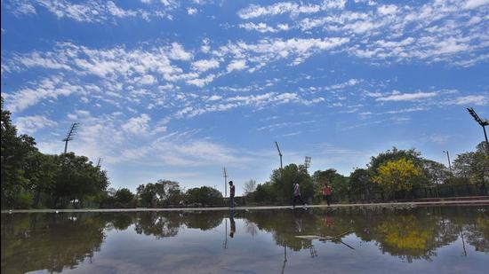 A clear sky over near Yamuna Sport Complex at Vivek Vihar in New Delhi May 22. (Raj K Raj/HT photo) A clear sky over near Yamuna Sport Complex at Vivek Vihar in New Delhi May 22. (Raj K Raj/HT photo)